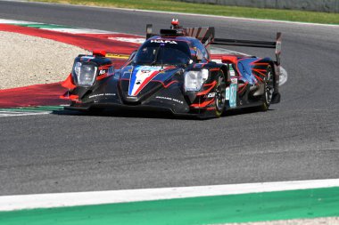 Scarperia, İtalya - 29 Eylül 2024: ORCORSE takımından Oreca 07 Gibson PERRODO-VAXIVIthe-ROVERA tarafından Mugello 'nun 4h..