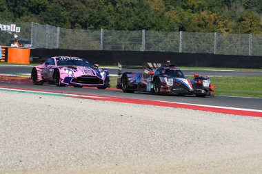 Scarperia, İtalya - 29 Eylül 2024: ORCORSE takımından Oreca 07 Gibson PERRODO-VAXIVIthe-ROVERA tarafından Mugello 'nun 4h..