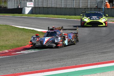 Scarperia, İtalya - 29 Eylül 2024: ORCORSE takımından Oreca 07 Gibson PERRODO-VAXIVIthe-ROVERA tarafından Mugello 'nun 4h..