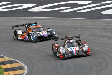 Scarperia, İtalya - 29 Eylül 2024: ORCORSE takımından Oreca 07 Gibson PERRODO-VAXIVIthe-ROVERA tarafından Mugello 'nun 4h..