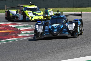 Scarperia, İtalya - 29 Eylül 2024: PROTON COMPETITION ekibinden Oreca 07 Gibson, RODA-BINDER-VISCAAL, Mugello 'nun saat 4: 00' ünde görev başında.