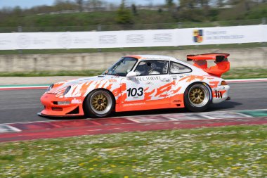 Scarperia, 5 Nisan 2024: Porsche 993 GT2 Evo yılı 1999 Mugello Classic 2024 sırasında İtalya 'daki Mugello Pisti' nde faaliyet göstermektedir..
