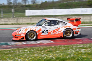 Scarperia, 5 Nisan 2024: Porsche 993 GT2 Evo yılı 1999 Mugello Classic 2024 sırasında İtalya 'daki Mugello Pisti' nde faaliyet göstermektedir..