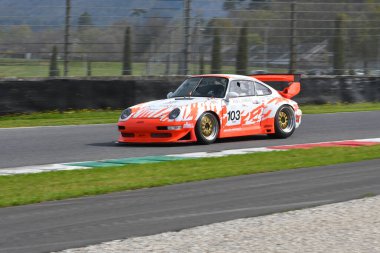 Scarperia, 5 Nisan 2024: Porsche 993 GT2 Evo yılı 1999 Mugello Classic 2024 sırasında İtalya 'daki Mugello Pisti' nde faaliyet göstermektedir..