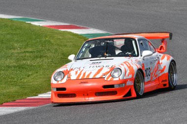 Scarperia, 5 Nisan 2024: Porsche 993 GT2 Evo yılı 1999 Mugello Classic 2024 sırasında İtalya 'daki Mugello Pisti' nde faaliyet göstermektedir..