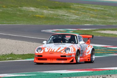 Scarperia, 5 Nisan 2024: Porsche 993 GT2 Evo yılı 1999 Mugello Classic 2024 sırasında İtalya 'daki Mugello Pisti' nde faaliyet göstermektedir..