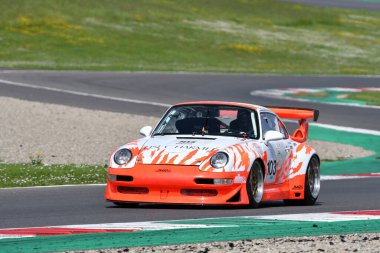 Scarperia, 5 Nisan 2024: Porsche 993 GT2 Evo yılı 1999 Mugello Classic 2024 sırasında İtalya 'daki Mugello Pisti' nde faaliyet göstermektedir..