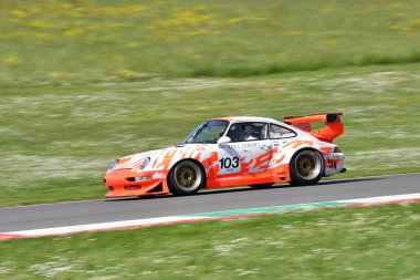 Scarperia, 5 Nisan 2024: Porsche 993 GT2 Evo yılı 1999 Mugello Classic 2024 sırasında İtalya 'daki Mugello Pisti' nde faaliyet göstermektedir..