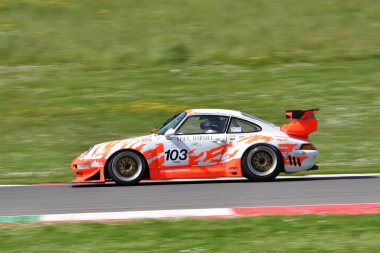 Scarperia, 5 Nisan 2024: Porsche 993 GT2 Evo yılı 1999 Mugello Classic 2024 sırasında İtalya 'daki Mugello Pisti' nde faaliyet göstermektedir..