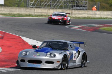 Scarperia, 5 Nisan 2024: Marcos LM500 yıl 1994 Mugello Classic 2024 sırasında İtalya 'daki Mugello Pisti' nde faaliyet göstermektedir..