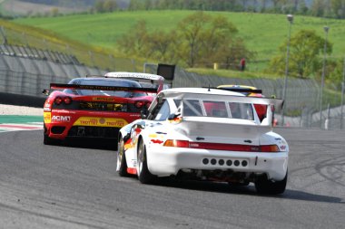 Scarperia, 5 Nisan 2024: Porsche 996 GT3-RSR yılı 2005 Mugello Classic 2024 sırasında İtalya 'daki Mugello Pisti' nde faaliyet göstermektedir..