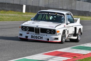 Scarperia, İtalya - 5 Nisan 2024: BMW 3.0 CSL yılı 1975 Mugello Classic 2024 'te İtalya' daki Mugello Pisti 'nde eylem halindeydi.