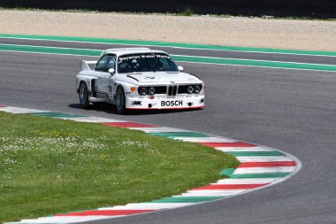Scarperia, İtalya - 5 Nisan 2024: BMW 3.0 CSL yılı 1975 Mugello Classic 2024 'te İtalya' daki Mugello Pisti 'nde eylem halindeydi.