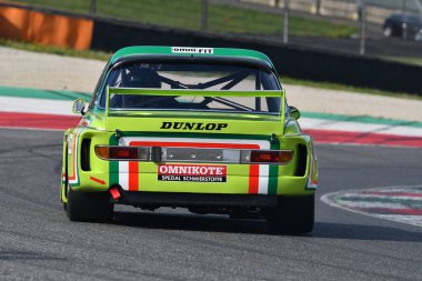 Scarperia, İtalya - 5 Nisan 2024: BMW 3.0 CSL yılı 1975 Mugello Classic 2024 'te İtalya' daki Mugello Pisti 'nde eylem halindeydi.
