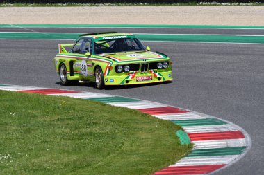 Scarperia, İtalya - 5 Nisan 2024: BMW 3.0 CSL yılı 1975 Mugello Classic 2024 'te İtalya' daki Mugello Pisti 'nde eylem halindeydi.