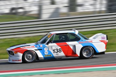 Scarperia, İtalya - 5 Nisan 2024: BMW 3.0 CSL yılı 1975 Mugello Classic 2024 'te İtalya' daki Mugello Pisti 'nde eylem halindeydi.