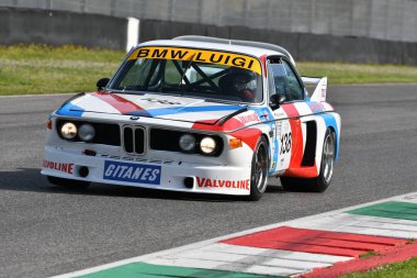 Scarperia, İtalya - 5 Nisan 2024: BMW 3.0 CSL yılı 1975 Mugello Classic 2024 'te İtalya' daki Mugello Pisti 'nde eylem halindeydi.