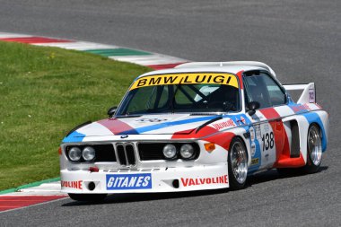 Scarperia, İtalya - 5 Nisan 2024: BMW 3.0 CSL yılı 1975 Mugello Classic 2024 'te İtalya' daki Mugello Pisti 'nde eylem halindeydi.