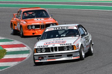 Scarperia, İtalya - 5 Nisan 2024: BMW 635 Csi yılı 1983 Mugello Classic 2024 sırasında İtalya 'daki Mugello Pisti' nde eylem halindeydi.