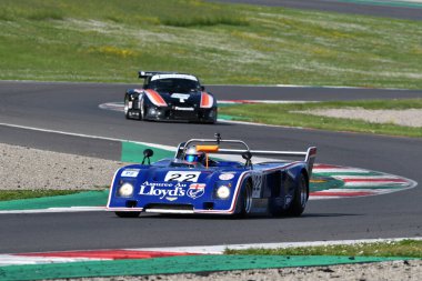 Scarperia, İtalya - 5 Nisan 2024: Chevron B31 yıl 1975 Mugello Classic 2024 'te Mugello Pisti' nde.