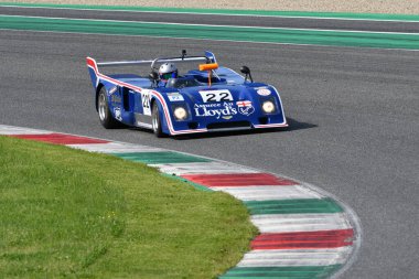 Scarperia, İtalya - 5 Nisan 2024: Chevron B31 yıl 1975 Mugello Classic 2024 'te Mugello Pisti' nde.
