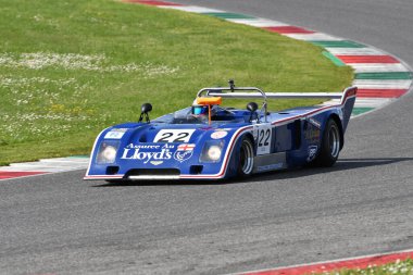 Scarperia, İtalya - 5 Nisan 2024: Chevron B31 yıl 1975 Mugello Classic 2024 'te Mugello Pisti' nde.