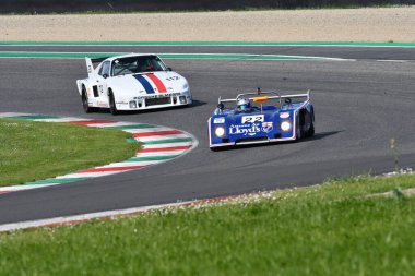Scarperia, İtalya - 5 Nisan 2024: Chevron B31 yıl 1975 Mugello Classic 2024 'te Mugello Pisti' nde.