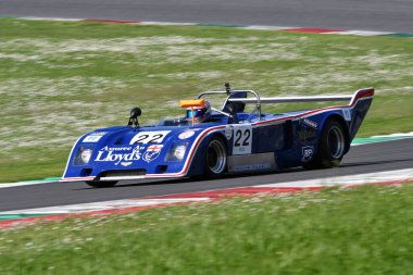 Scarperia, İtalya - 5 Nisan 2024: Chevron B31 yıl 1975 Mugello Classic 2024 'te Mugello Pisti' nde.
