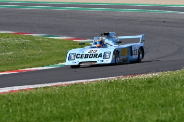 Scarperia, İtalya - 5 Nisan 2024: Chevron B27S yılı 1974 Mugello Classic 2024 Mugello Pisti 'nde eylem halinde.