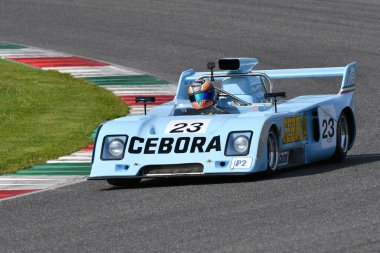 Scarperia, İtalya - 5 Nisan 2024: Chevron B27S yılı 1974 Mugello Classic 2024 Mugello Pisti 'nde eylem halinde.