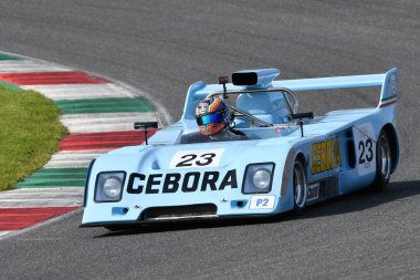 Scarperia, İtalya - 5 Nisan 2024: Chevron B27S yılı 1974 Mugello Classic 2024 Mugello Pisti 'nde eylem halinde.