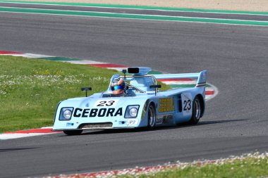 Scarperia, İtalya - 5 Nisan 2024: Chevron B27S yılı 1974 Mugello Classic 2024 Mugello Pisti 'nde eylem halinde.