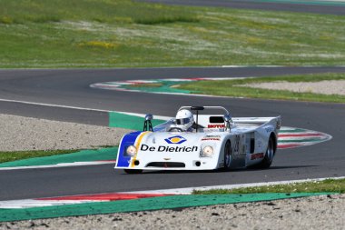 Scarperia, İtalya - 5 Nisan 2024: Mugello Pisti 'nde Mugello Classic 2024 sırasında B36..
