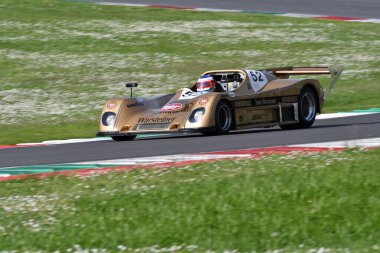 Scarperia, İtalya - 5 Nisan 2024: TOJ SC304 1976 Mugello Classic 2024 'te Mugello Pisti' nde.