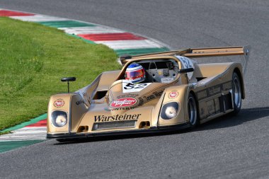 Scarperia, İtalya - 5 Nisan 2024: TOJ SC304 1976 Mugello Classic 2024 'te Mugello Pisti' nde.