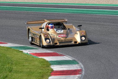 Scarperia, İtalya - 5 Nisan 2024: TOJ SC304 1976 Mugello Classic 2024 'te Mugello Pisti' nde.