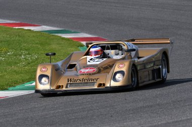 Scarperia, İtalya - 5 Nisan 2024: TOJ SC304 1976 Mugello Classic 2024 'te Mugello Pisti' nde.