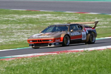Scarperia, İtalya - 5 Nisan 2024: BMW M1 Procar 1979 Mugello Classic 2024 sırasında Mugello Pisti 'nde faaliyet gösterdi.