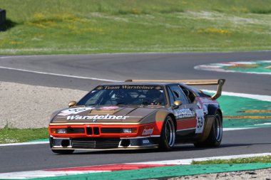 Scarperia, İtalya - 5 Nisan 2024: BMW M1 Procar 1979 Mugello Classic 2024 sırasında Mugello Pisti 'nde faaliyet gösterdi.