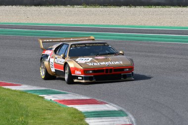 Scarperia, İtalya - 5 Nisan 2024: BMW M1 Procar 1979 Mugello Classic 2024 sırasında Mugello Pisti 'nde faaliyet gösterdi.