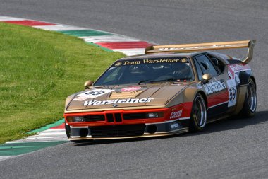 Scarperia, İtalya - 5 Nisan 2024: BMW M1 Procar 1979 Mugello Classic 2024 sırasında Mugello Pisti 'nde faaliyet gösterdi.