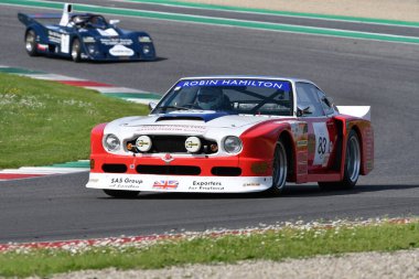 Scarperia, İtalya - 5 Nisan 2024: Aston Martin DBS V8 RHAM1 yıl 1977 Mugello Classic 2024 'te Mugello Pisti' nde.