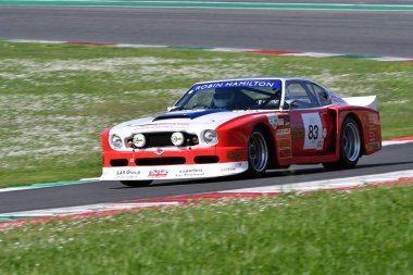 Scarperia, İtalya - 5 Nisan 2024: Aston Martin DBS V8 RHAM1 yıl 1977 Mugello Classic 2024 'te Mugello Pisti' nde.