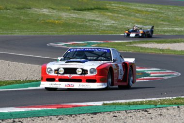 Scarperia, İtalya - 5 Nisan 2024: Aston Martin DBS V8 RHAM1 yıl 1977 Mugello Classic 2024 'te Mugello Pisti' nde.