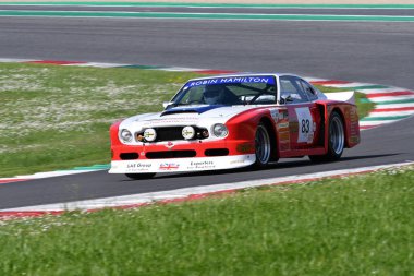 Scarperia, İtalya - 5 Nisan 2024: Aston Martin DBS V8 RHAM1 yıl 1977 Mugello Classic 2024 'te Mugello Pisti' nde.