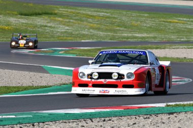 Scarperia, İtalya - 5 Nisan 2024: Aston Martin DBS V8 RHAM1 yıl 1977 Mugello Classic 2024 'te Mugello Pisti' nde.