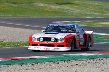 Scarperia, İtalya - 5 Nisan 2024: Aston Martin DBS V8 RHAM1 yıl 1977 Mugello Classic 2024 'te Mugello Pisti' nde.