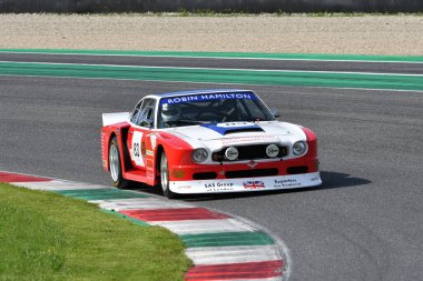 Scarperia, İtalya - 5 Nisan 2024: Aston Martin DBS V8 RHAM1 yıl 1977 Mugello Classic 2024 'te Mugello Pisti' nde.