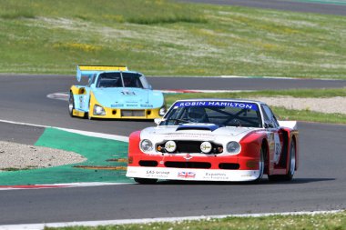 Scarperia, İtalya - 5 Nisan 2024: Aston Martin DBS V8 RHAM1 yıl 1977 Mugello Classic 2024 'te Mugello Pisti' nde.