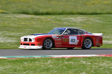 Scarperia, İtalya - 5 Nisan 2024: Aston Martin DBS V8 RHAM1 yıl 1977 Mugello Classic 2024 'te Mugello Pisti' nde.